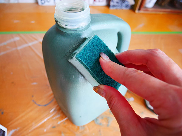 小さくカットしたスポンジで はけ跡を消すように塗料を塗ります