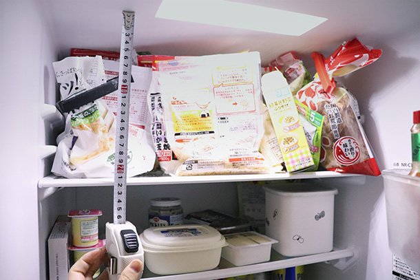 冷蔵庫の各棚のサイズを測っていきます