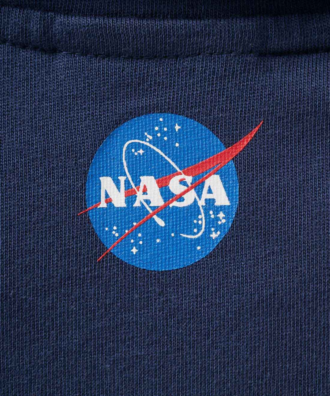 Real Stock|IEDIT[イディット]　NASA アポロ11号のミッションパッチ付き オーガニックコットンハーフジップワンピース〈ネイビー〉|後ろの衿もとには、アポロ11号と同時代のロゴをプリント。