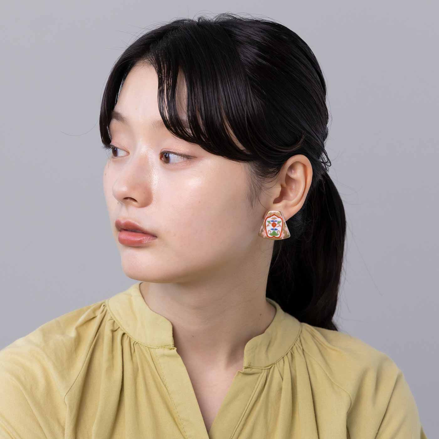 Real Stock|伝統工芸が横顔を彩る 古伊万里風やきものアクセサリー〈梅〉|これは参考画像です。お届けするカラーとは異なります。