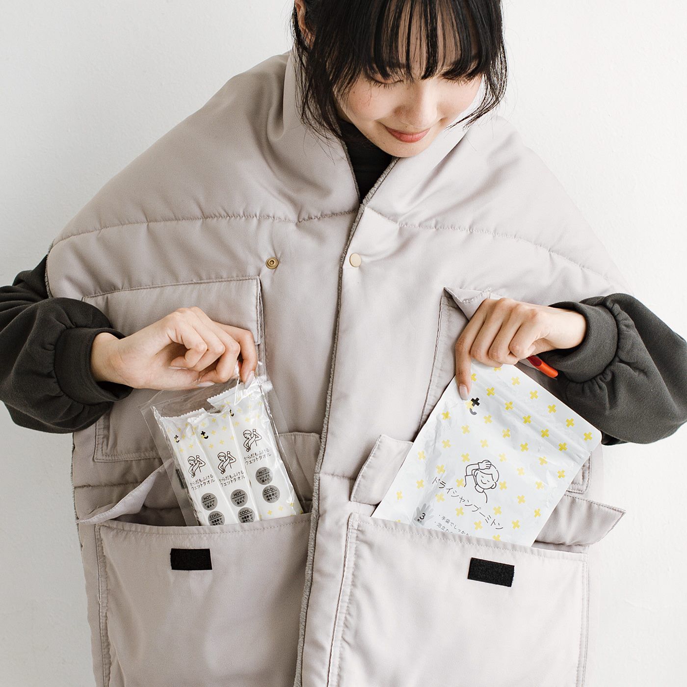 フェリシモコレクション|みんなのBOSAI もしもしも　ふだんから意識する　７つのあたため習慣の会|大きくて開けやすいフラップ付きポケット。ウェットタオルや簡易トイレを入れてポーチ代わりに。