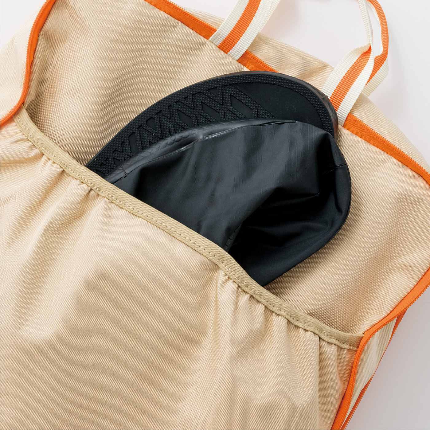 フェリシモコレクション|みんなのBOSAI もしもしも　ふだんから意識する　７つのあたため習慣の会|裏面にゴムポケット付き。お届けのシューズカバーが入ります。