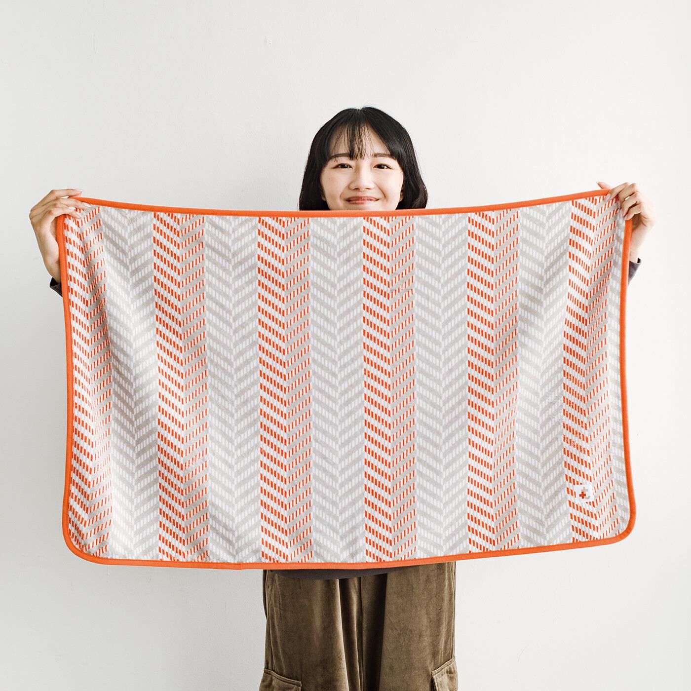 フェリシモコレクション|みんなのBOSAI もしもしも　ふだんから意識する　７つのあたため習慣の会|ストールのように肩からかけたり腰に巻いたり、手軽にからだをあたためられるブランケット。