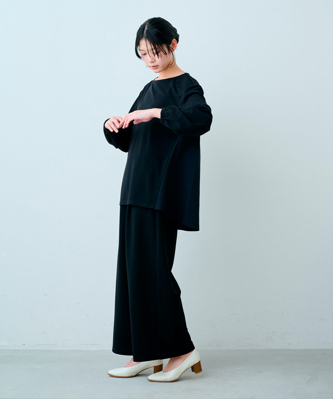 IEDIT|Her smileプロジェクト IEDIT[イディット]　接触冷感＆UVカットがうれしい 背中異素材使いで上品に着映えるカットソーセットアップ〈ブラック〉|モデル身長：163cm　着用サイズ：M