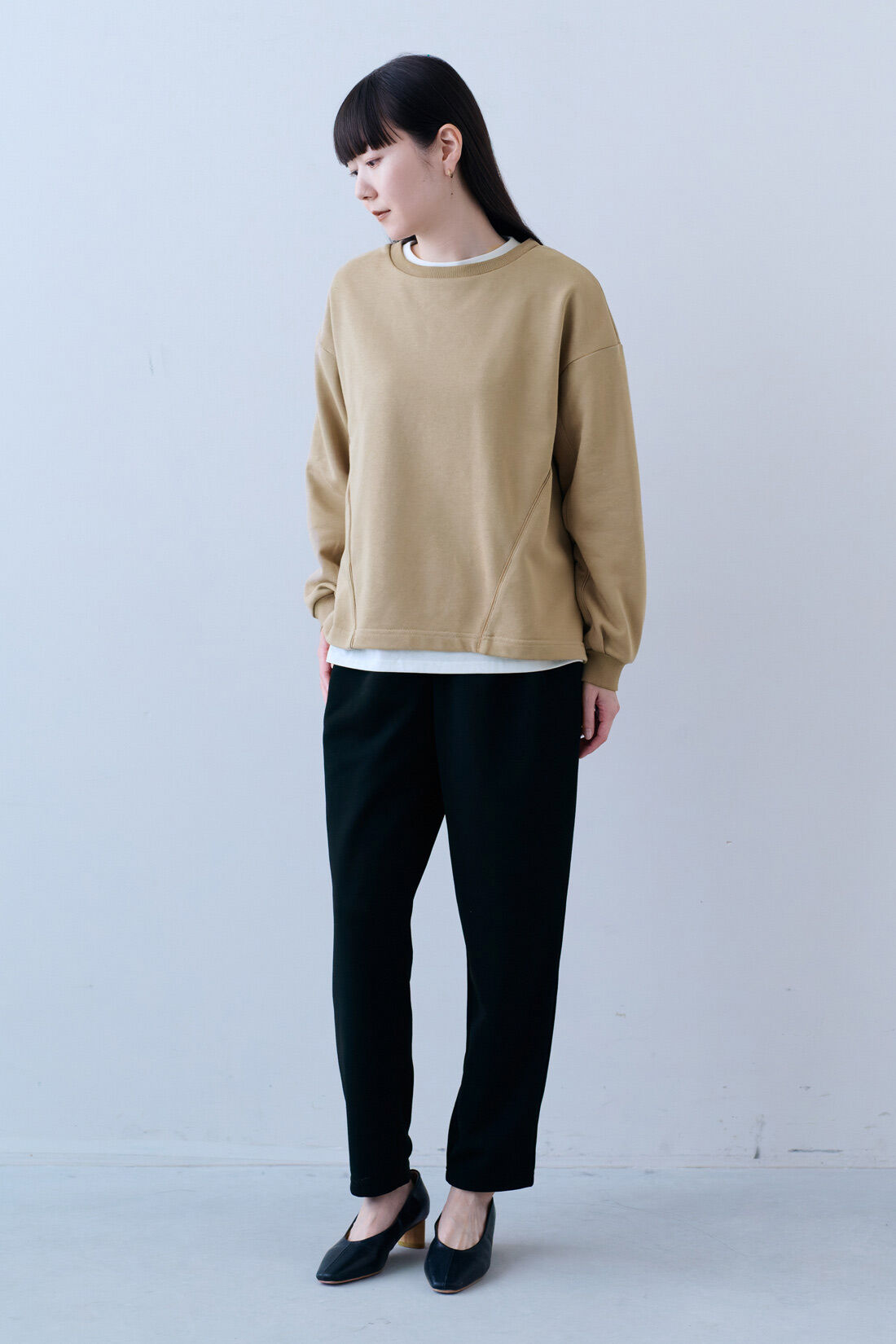 スウエット 白Tシャツ 重ね着 セット 〈ベージュ〉と吸汗速乾 裏メッシュ 素材 国産 快適 タック テーパード パンツ 〈ブラック〉のコーディネート