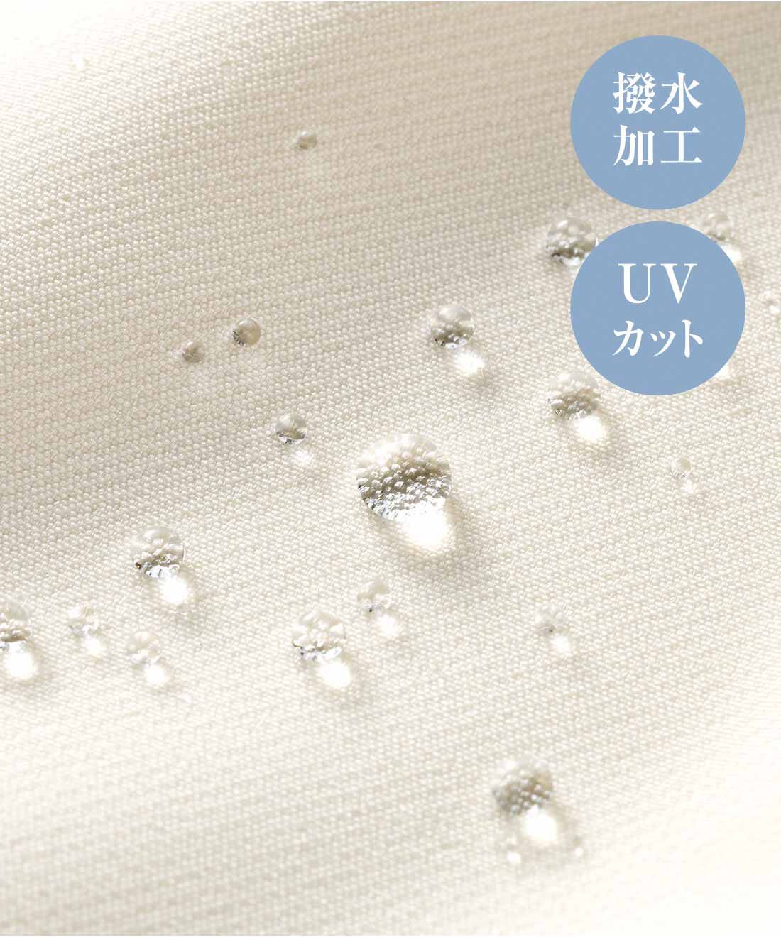 IEDIT|Her smileプロジェクト IEDIT[イディット]　撥水（はっすい）加工＆UVカットがうれしい コーデに抜け感つくる 美脚見えホワイトパンツ〈オフホワイト〉|急な雨も安心な撥水加工済みなので、お天気が不安な日にも大活躍。