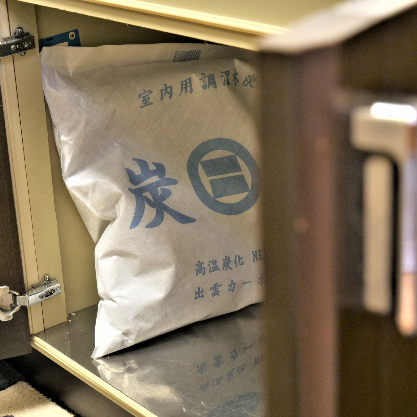 FELISSIMO PARTNERS|暮らしの湿害対策に取り入れたい　調湿木炭「炭八」室内用大袋の会|シンク下収納にも。