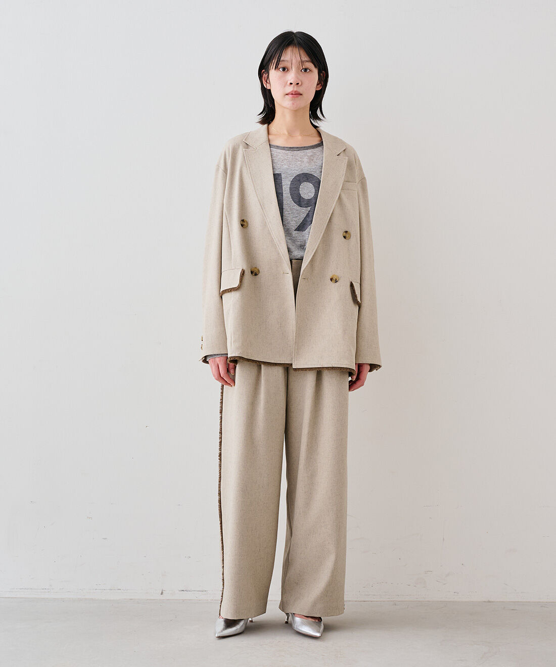 MEDE19F|フリンジ遣いのリラックス ダブルジャケット〈グレージュ〉とプリントリンガーTシャツのコーディネート