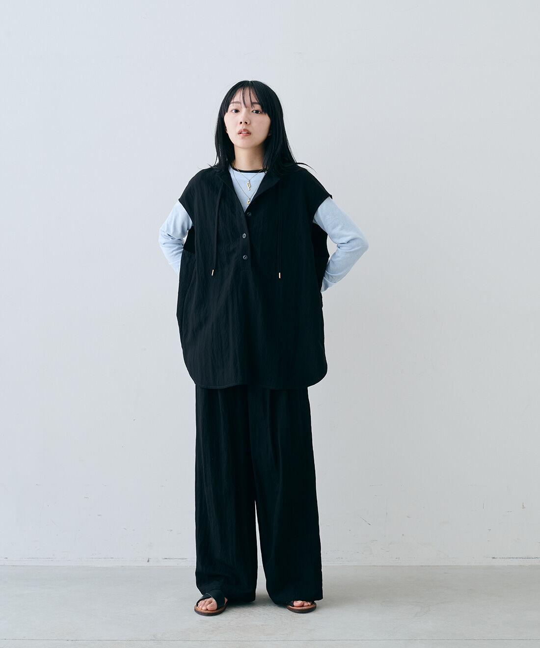 MEDE19F|レーヨン混のシャリ感のあるノースリーブ フーディー〈ブラック〉とヴィンテージパーツイニシャルネックレスとEDER SHOES 1542 NERO / 13のコーディネート