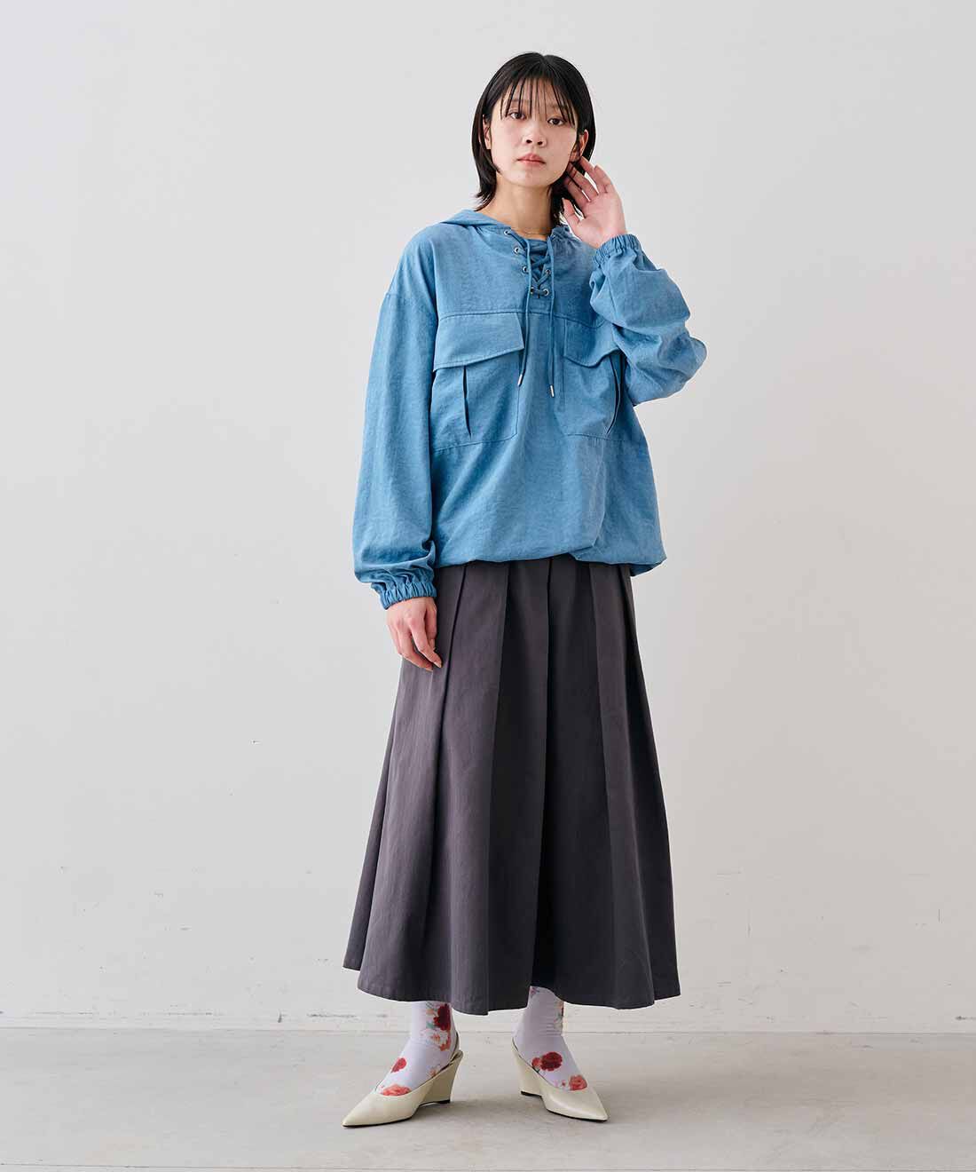 MEDE19F|ローライズ タックスカート〈ベージュ〉とミュルーズモダン花模様プリント ソックスのコーディネート