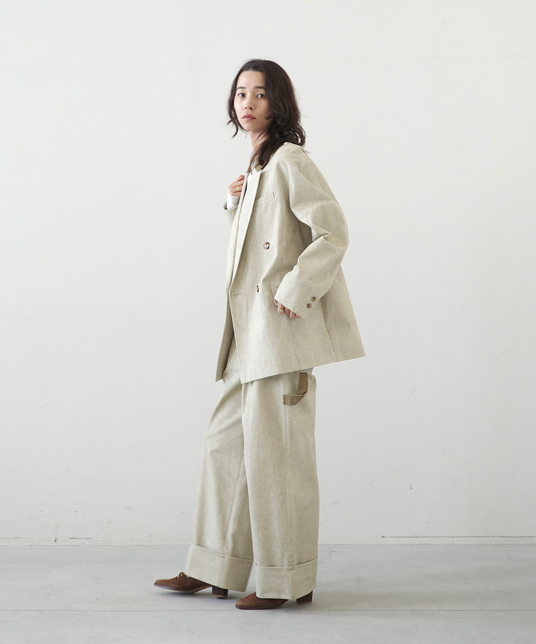 MEDE19F|クラッシュべロア調 トップスの会とヴィンテージライク チノ素材 ワークスラックス〈ベージュ〉のコーディネート|モデル身長： 168cm　Mサイズ着用
