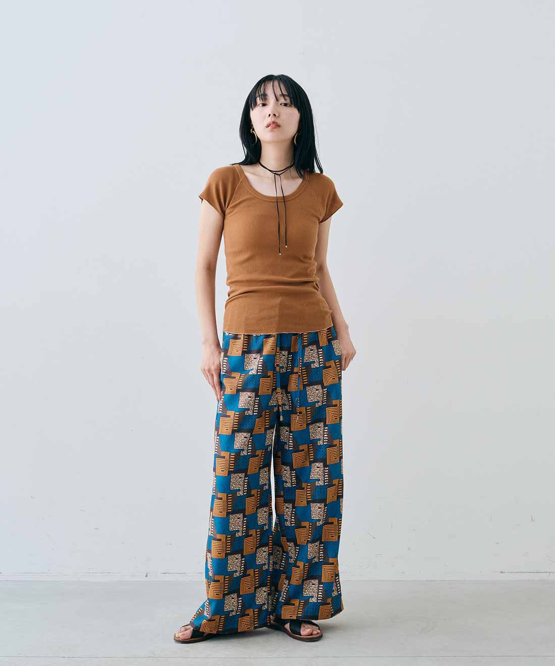 MEDE19F|アフリカンプリント柄パンツ〈ブルーグリーン〉とシアーウエスタンシャツ〈ブラック〉とヴィンテージビーズロングチョーカーとヴィンテージフープイヤリングとEDER SHOES 1542 NERO / 13のコーディネート