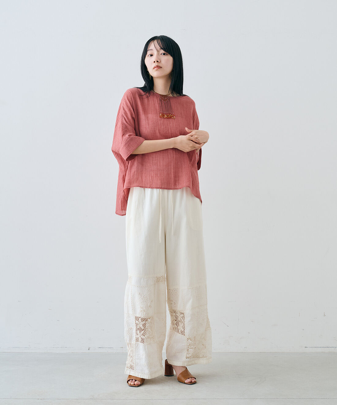 MEDE19F|シングルガーゼドルマントップスと刺繍遣いパッチワーク レースパンツ〈アイボリー〉のコーディネート