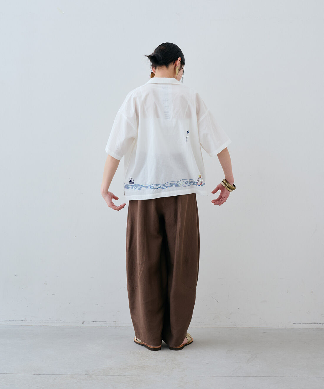 MEDE19F|リネン混バレルパンツ〈コーヒーブラウン〉とヴィンテージトライアングルイヤリングのコーディネート|163cm　size：TOP 1 PANTS M