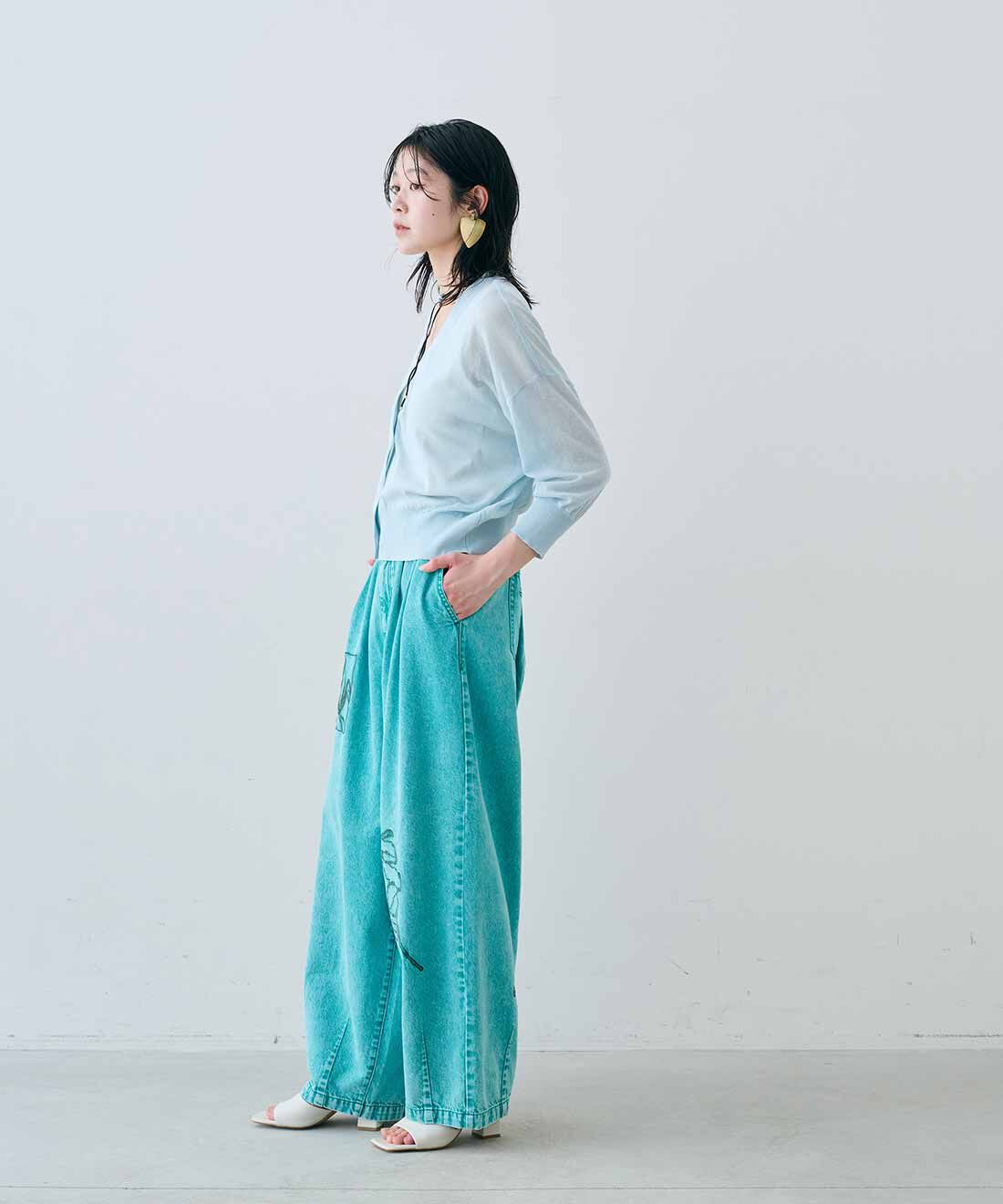 MEDE19F|麻混シアーカーディガンと麻混シアーカーディガンとアート刺繍をほどこした ワイドパンツ〈グリーンケミカル〉とヴィンテージトライアングルイヤリングのコーディネート