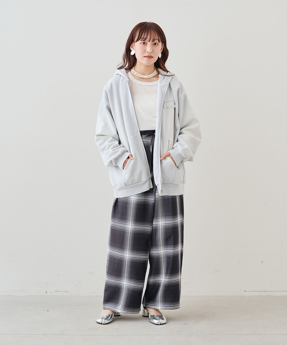 MEDE19F|古着屋でみつけたようなジップフーディーの会とクラッシュべロア調 トップスの会のコーディネート