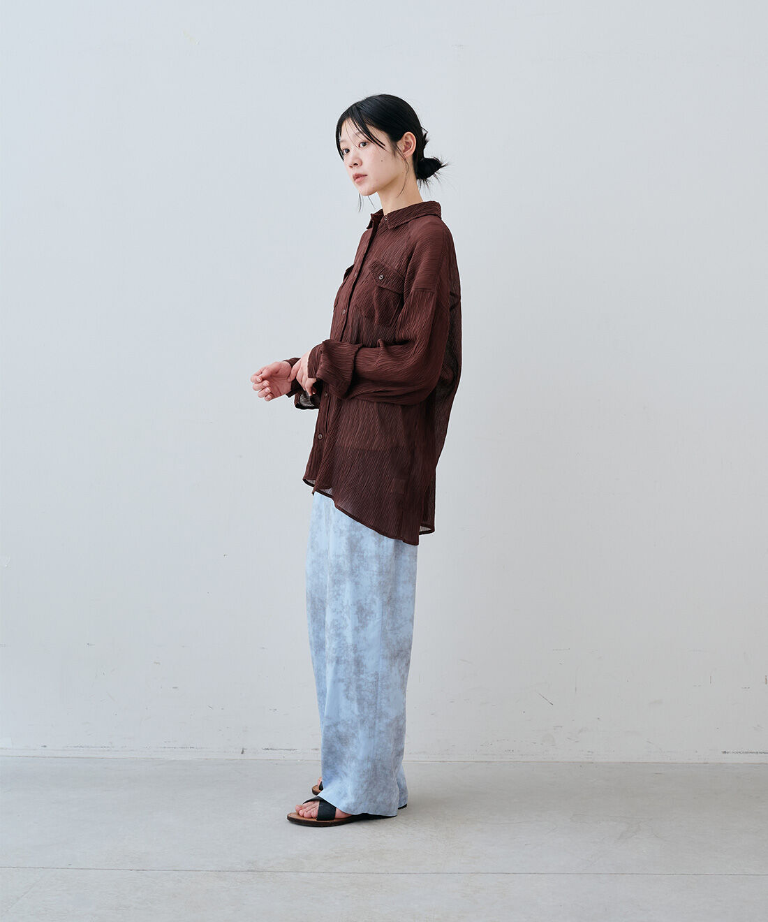 MEDE19F|シアーウエスタンシャツ〈ブラウン〉とムラ染め調 プリントイージーパンツ〈ライトブルー〉とEDER SHOES 1542 NERO / 13のコーディネート