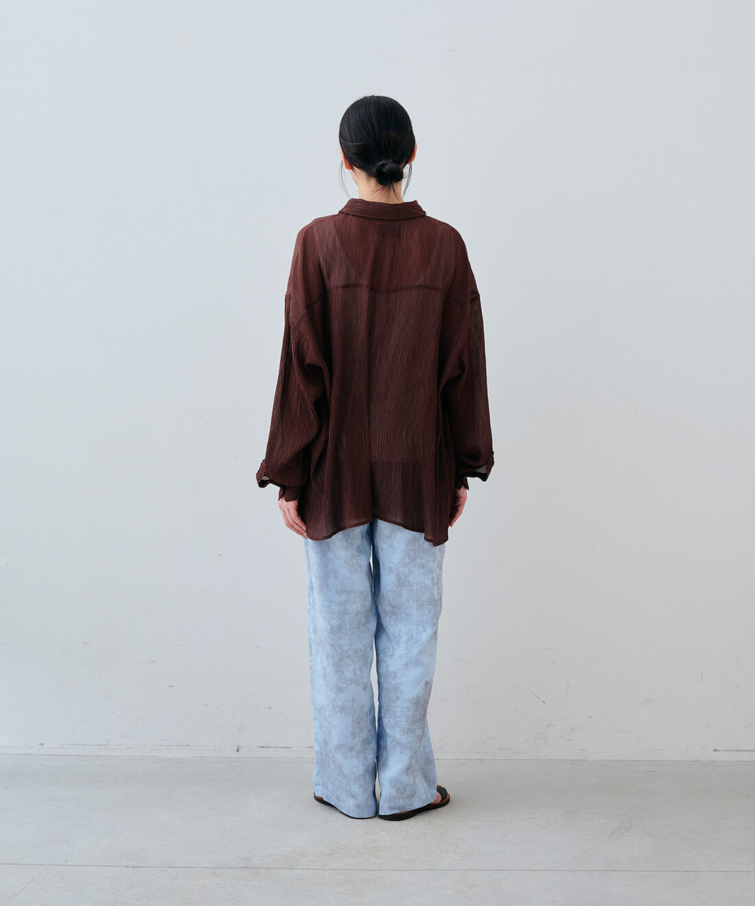 MEDE19F|シアーウエスタンシャツ〈ブラウン〉とムラ染め調 プリントイージーパンツ〈ライトブルー〉とEDER SHOES 1542 NERO / 13のコーディネート