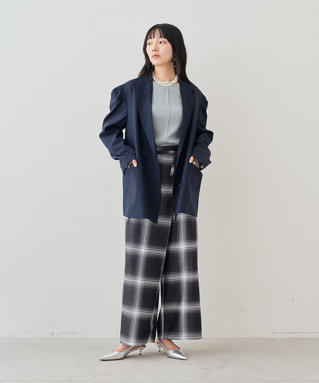 MEDE19F|コットンランダム リブトップスの会とラップデザイン プリントチェックパンツ〈ブラック〉のコーディネート