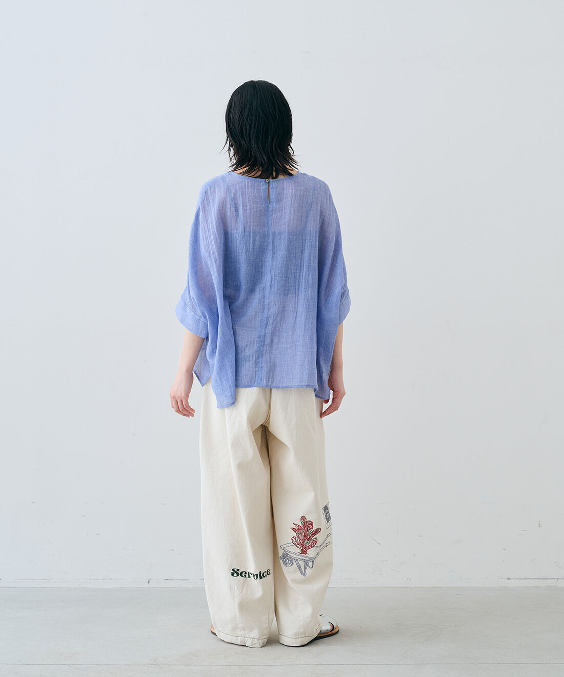 MEDE19F|アート刺繍をほどこした ワイドパンツ〈生成り〉とEDER SHOES 1398 ARGENTO /NATURALEとシングルガーゼドルマントップスのコーディネート