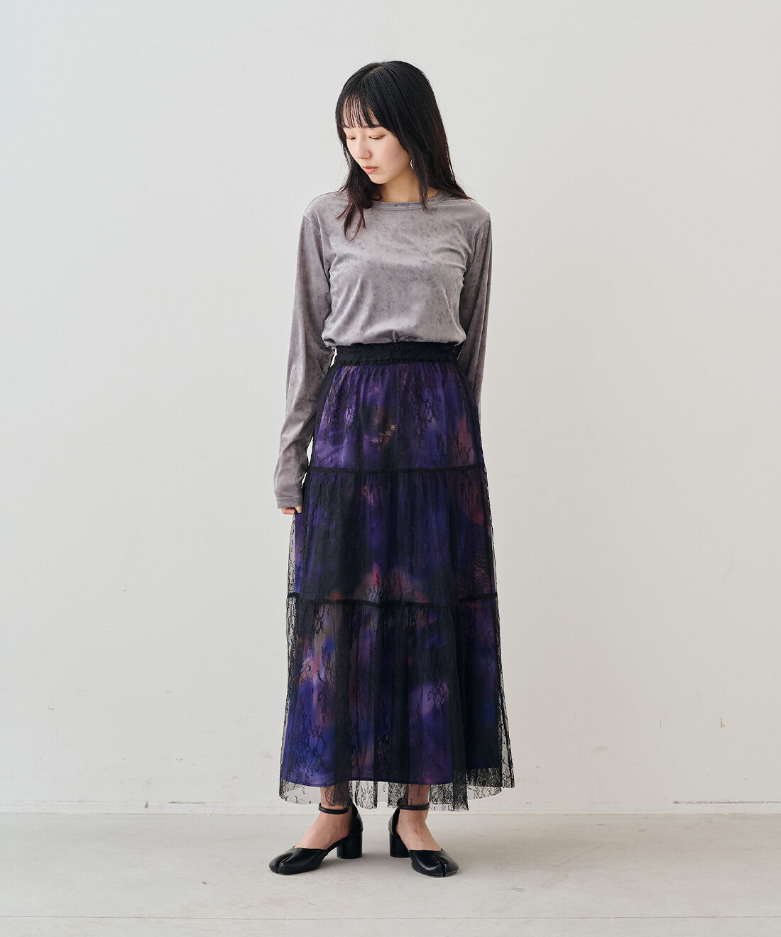 MEDE19F|クラッシュべロア調 トップスの会と花プリントとレースのスカートセット〈ブラック＆パープル〉のコーディネート