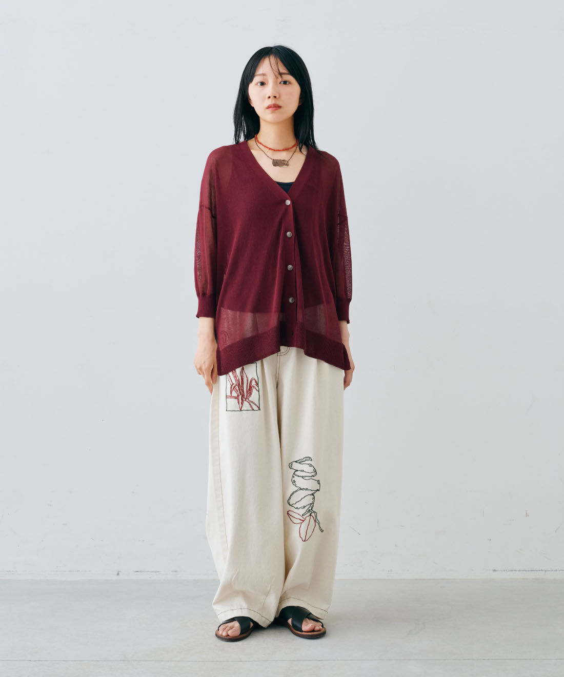 MEDE19F|シアーニットカーディガン〈ＷＮ〉ＭＤ１９とアート刺繍をほどこした ワイドパンツ〈生成り〉とEDER SHOES 1542 NERO / 13のコーディネート