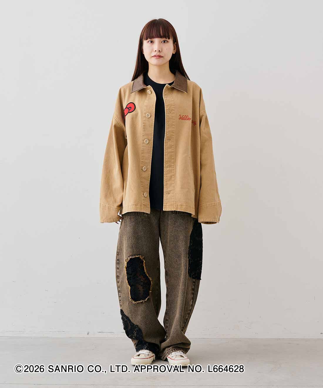 MEDE19F|HELLO KITTY 刺繡モチーフのワークジャケットとLEE IZUMIDA&times;MEDE19F　Tシャツ〈ブラック〉のコーディネート