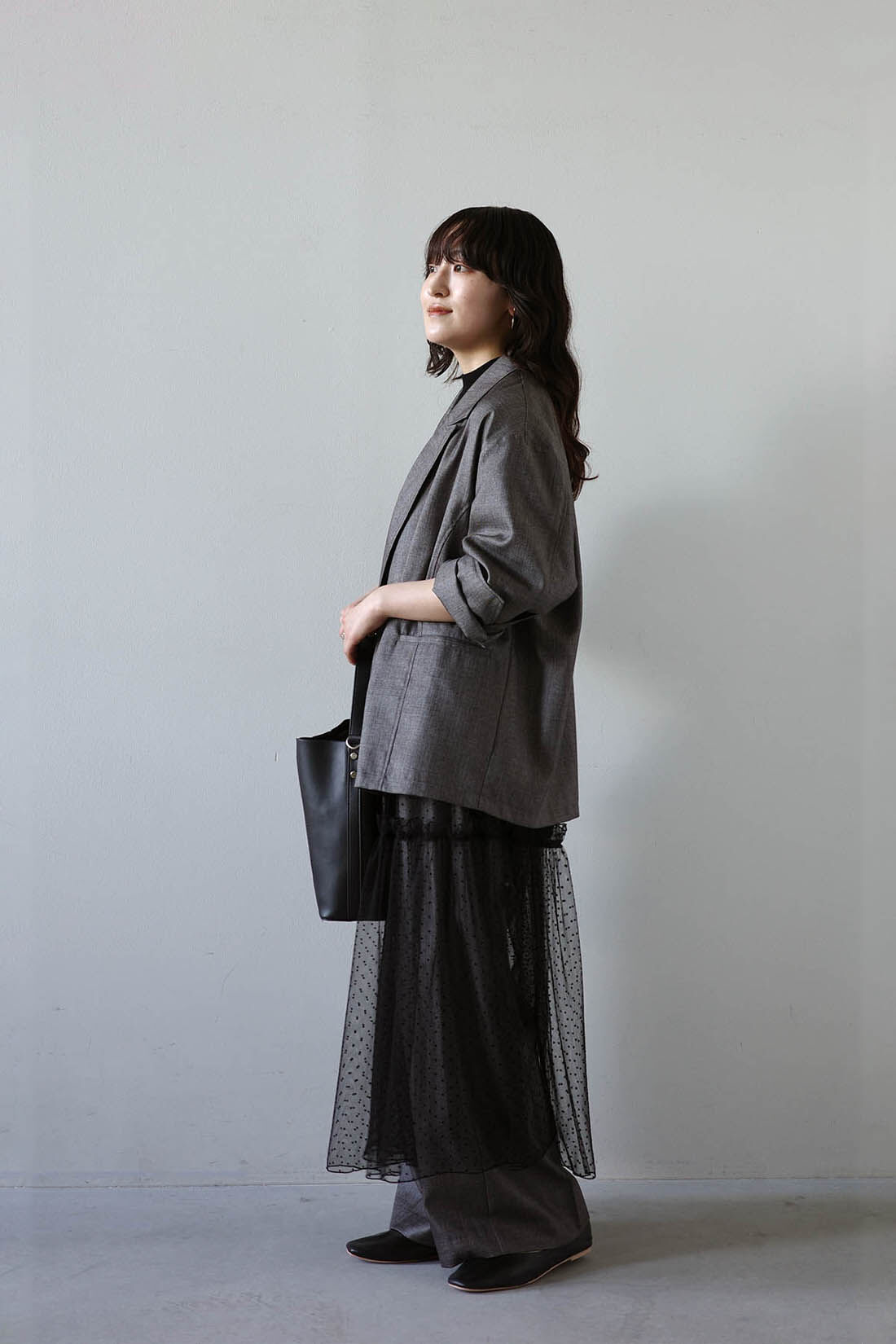 MEDE19F|シャークスキンのリラックスダブルジャケット〈シルバーチャコールグレー〉とシャークスキンのリラックスワイドスラックス〈シルバーチャコールグレー〉とMEDE19F 三子糸（みこいと）のTニットトップスの会のコーディネート|モデル身長：156cm Mサイズ着用