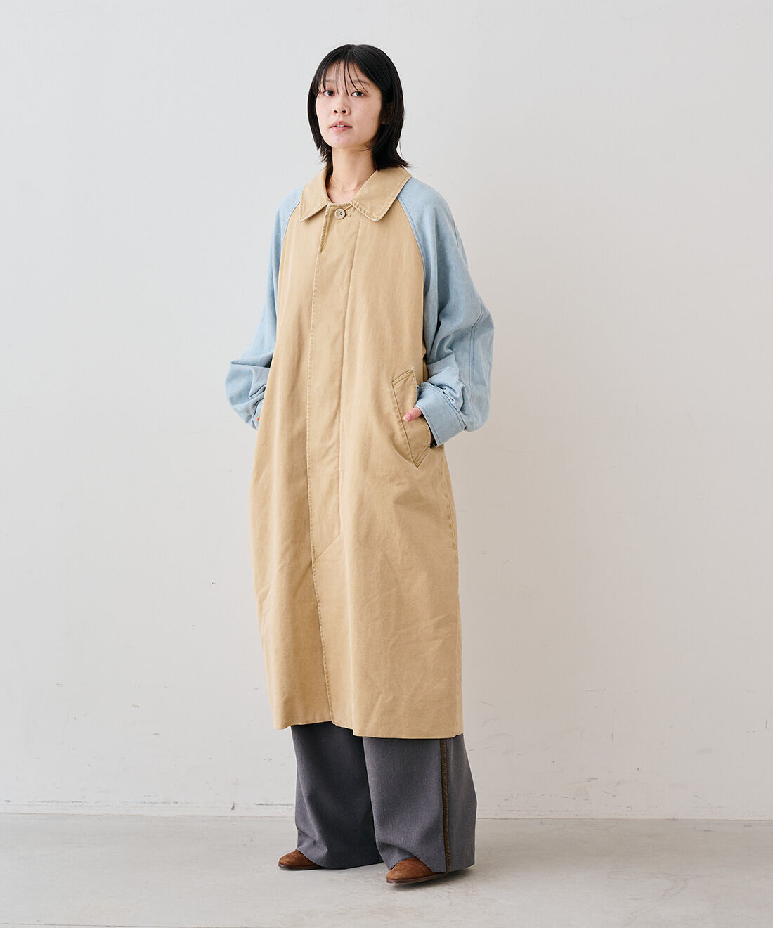 MEDE19F|デニムスリーブ バルマカーンコート〈ベージュ〉とフリンジ遣いのカットオフパンツ〈チャコールグレー〉のコーディネート