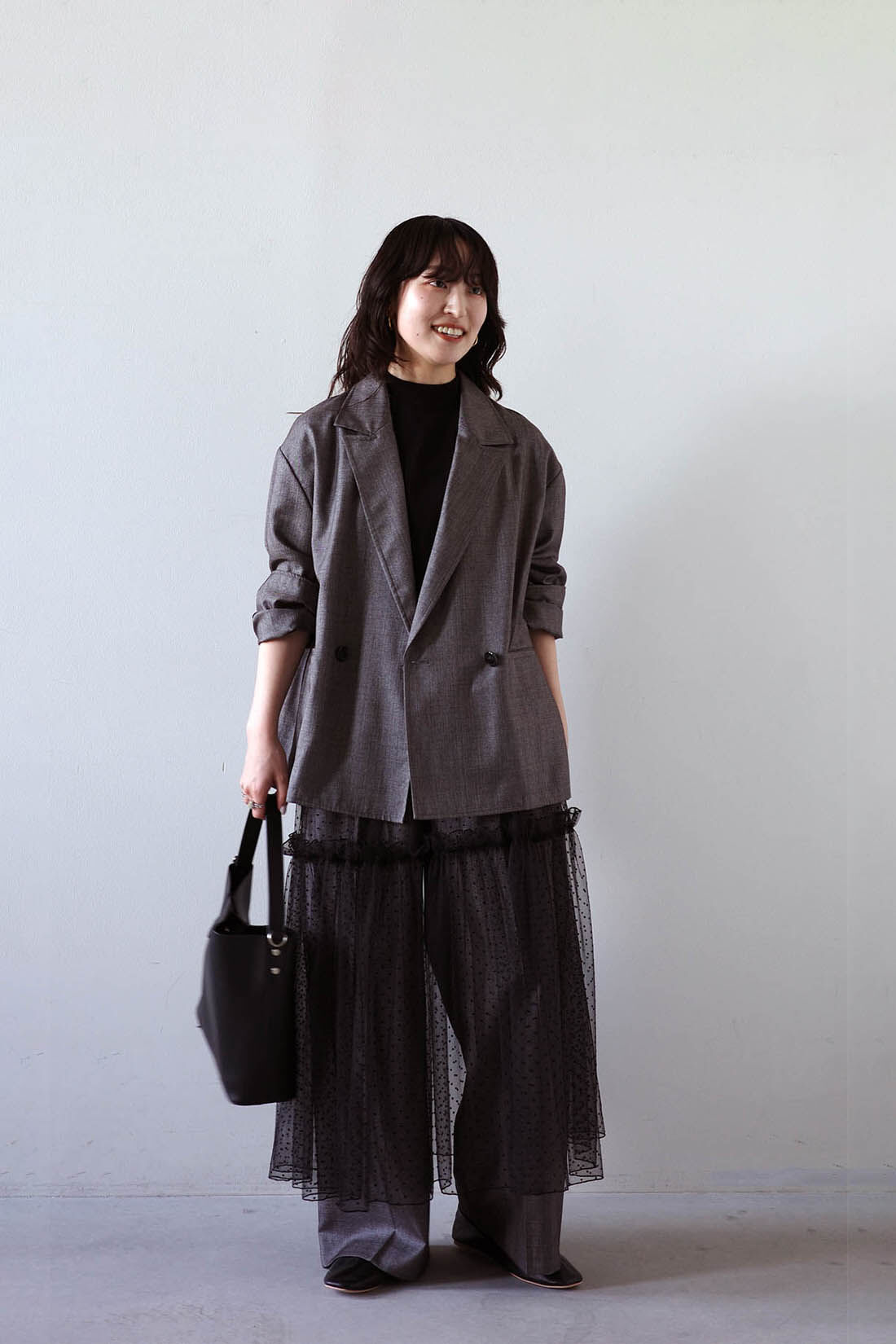 MEDE19F|シャークスキンのリラックスダブルジャケット〈シルバーチャコールグレー〉とシャークスキンのリラックスワイドスラックス〈シルバーチャコールグレー〉とMEDE19F 三子糸（みこいと）のTニットトップスの会のコーディネート|モデル身長：156cm Mサイズ着用
