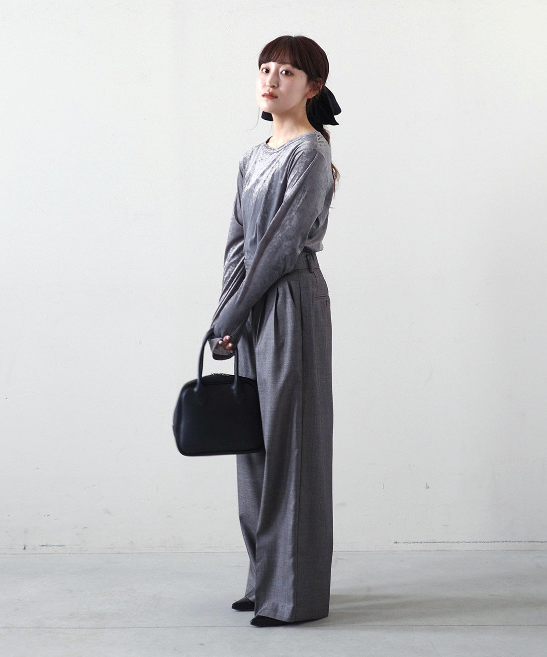 MEDE19F|クラッシュべロア調 トップスの会とビッグシュシュ〈ブラック〉のコーディネート|モデル身長： 156cm　Mサイズ着用