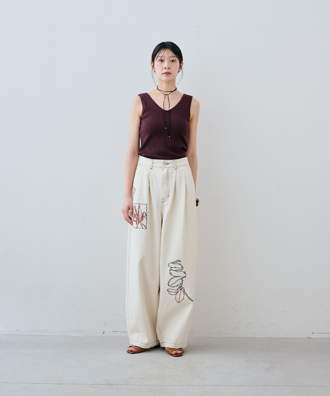 MEDE19F|アート刺繍をほどこした ワイドパンツ〈生成り〉のコーディネート|163cm　size：M