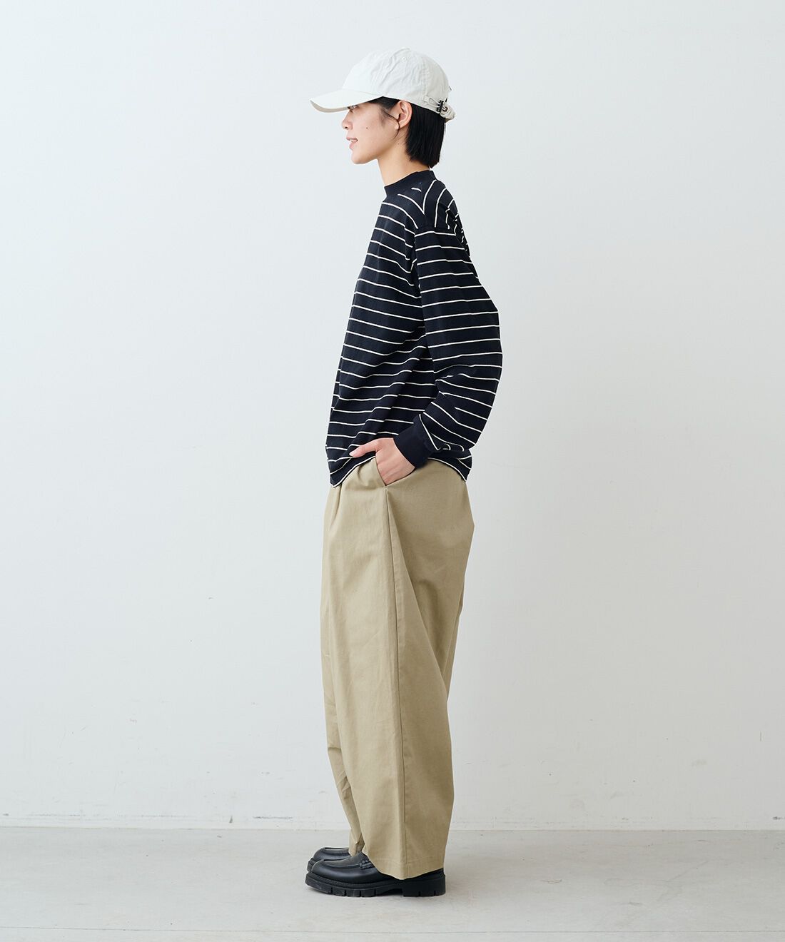 THREE FIFTY STANDARD|綿麻タック イージーパンツ〈カーキベージュ〉のコーディネート|モデル身長：163cm 着用サイズ：M