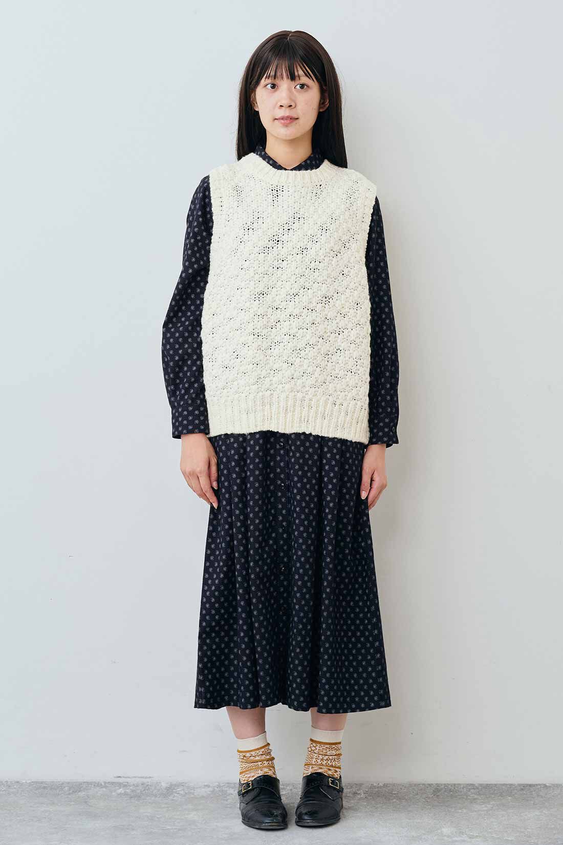 THREE FIFTY STANDARD|THREE FIFTY STANDARD 編み地にこだわったニットベスト〈オフホワイト〉|モデル身長：163cm　着用サイズ：M