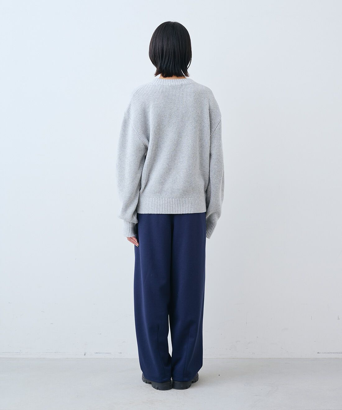 THREE FIFTY STANDARD|日本製リサイクル素材ニットセーター〈ライト杢グレー〉とさらっとした肌触りのウール混Tシャツのコーディネート