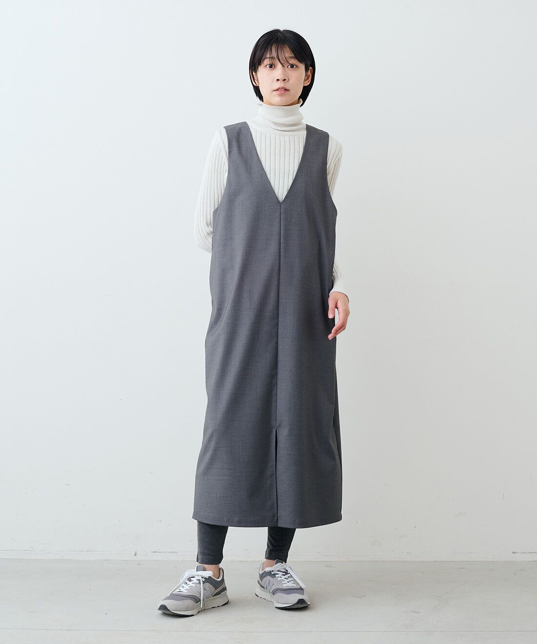 THREE FIFTY STANDARD|日本製コットン100％ リブ タートルとウールライクなVネック ジャンパースカート〈杢グレー〉のコーディネート|モデル身長：163cm 着用サイズ：M
