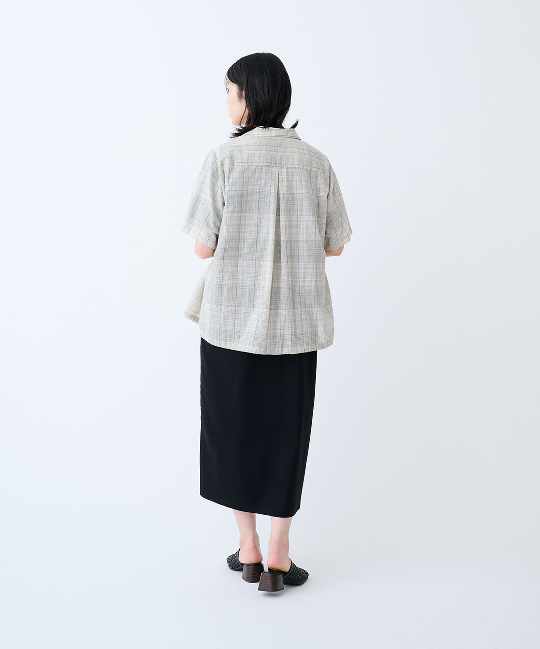 THREE FIFTY STANDARD|小谷実由さん タブリエ付きワンピース〈ブラック〉と小谷 実由さんとCTFK サイドギャザーショルダーバッグ〈ネイビー〉のコーディネート