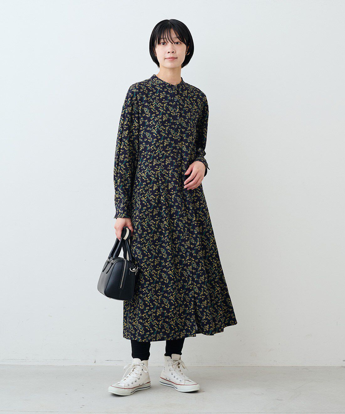 THREE FIFTY STANDARD|シックな花柄のシャツワンピース〈ネイビー〉のコーディネート|モデル身長：163cm 着用サイズ：M