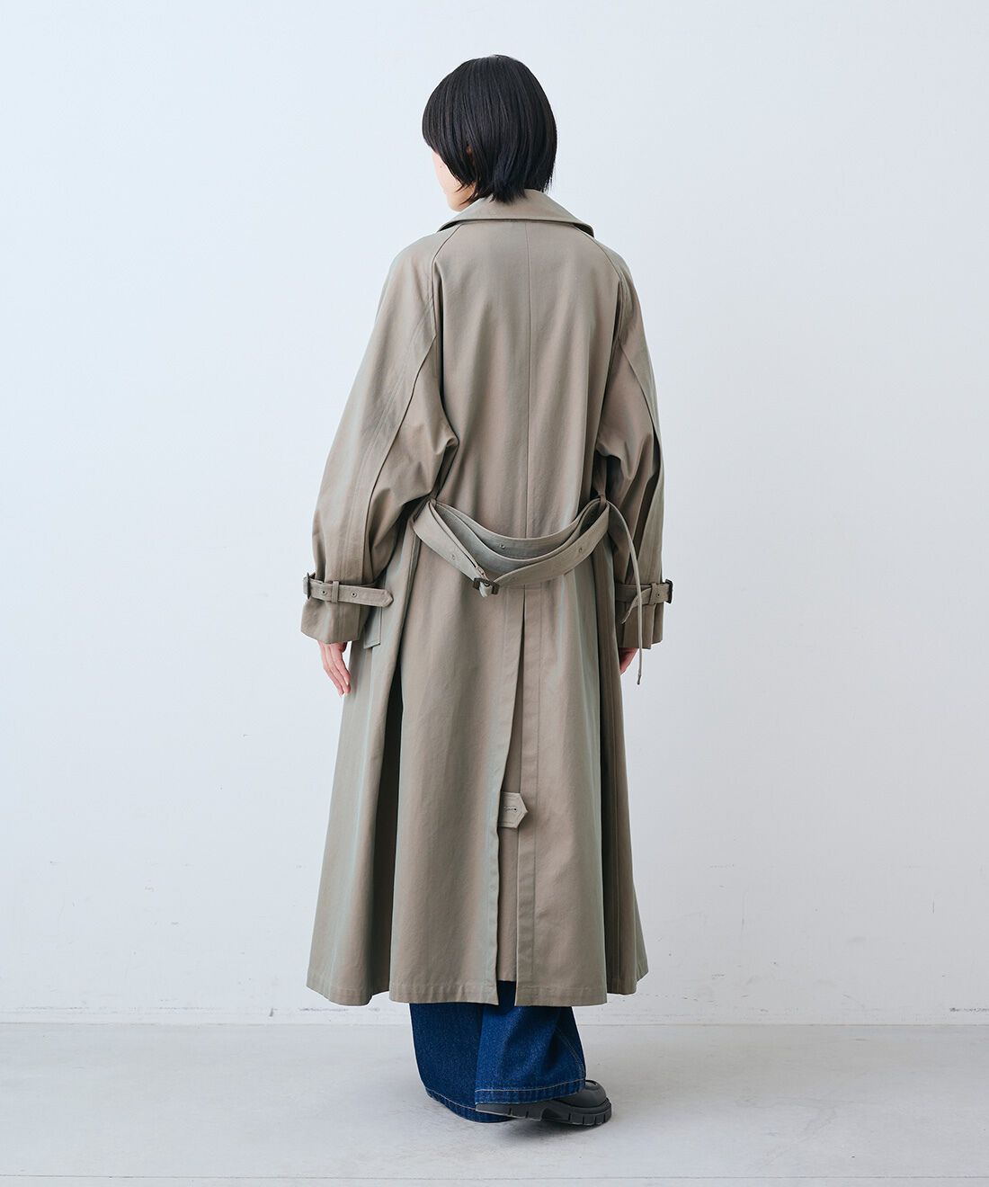 THREE FIFTY STANDARD［スリーフィフティースタンダード］|小谷実由さんと作った玉虫色のトレンチコート〈カーキグリーン〉とレトロなボーダーTシャツ　と11.5oz デニムのペインター パンツのコーディネート