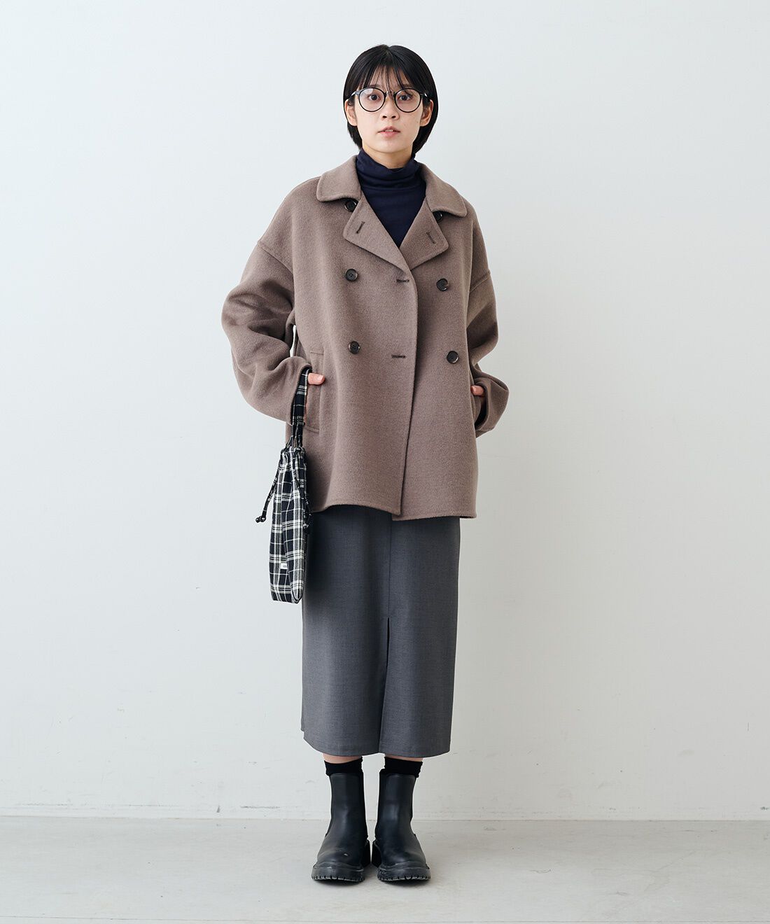 THREE FIFTY STANDARD|ウール混 リバーPコート 〈モカブラウン〉とやさしい肌ざわりシルク混 カットソー タートルのコーディネート|モデル身長：163cm 着用サイズ：M
