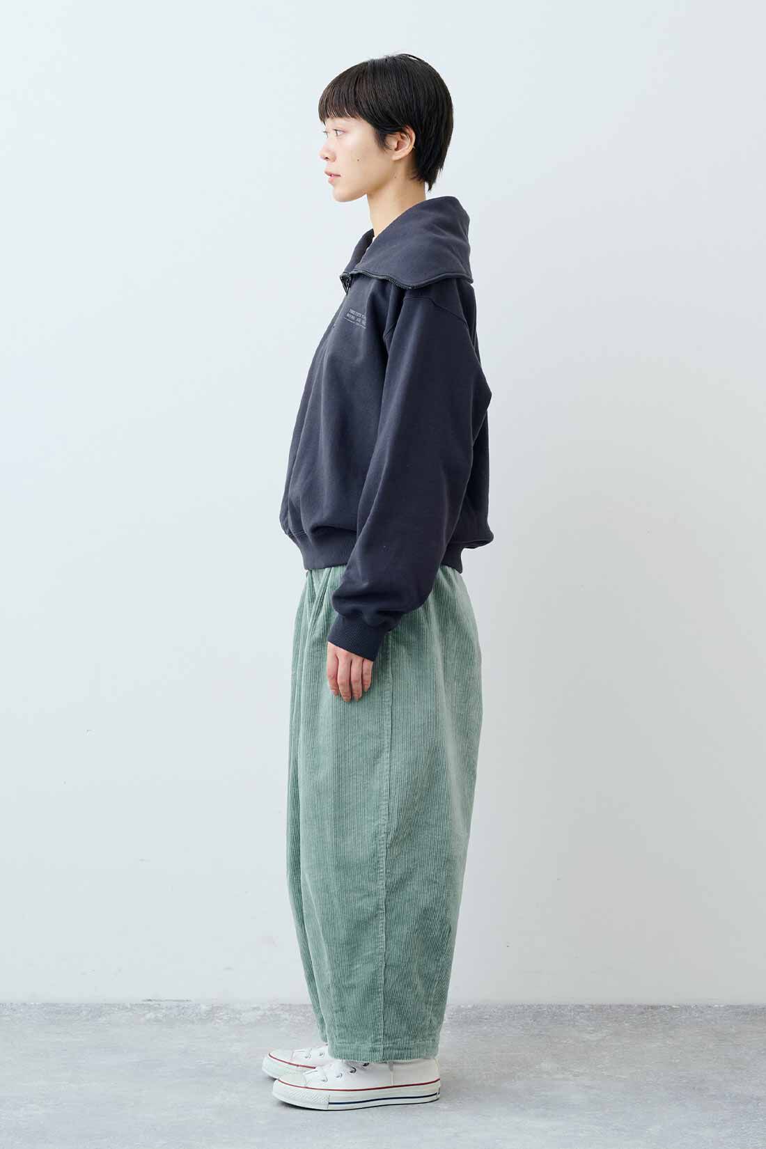 THREE FIFTY STANDARD［スリーフィフティースタンダード］|フライス編みのストレッチラグランスリーブTシャツの会と金子敦子さんと作った リーフグリーンのコーデュロイパンツのコーディネート|モデル身長：163cm 着用サイズ：M