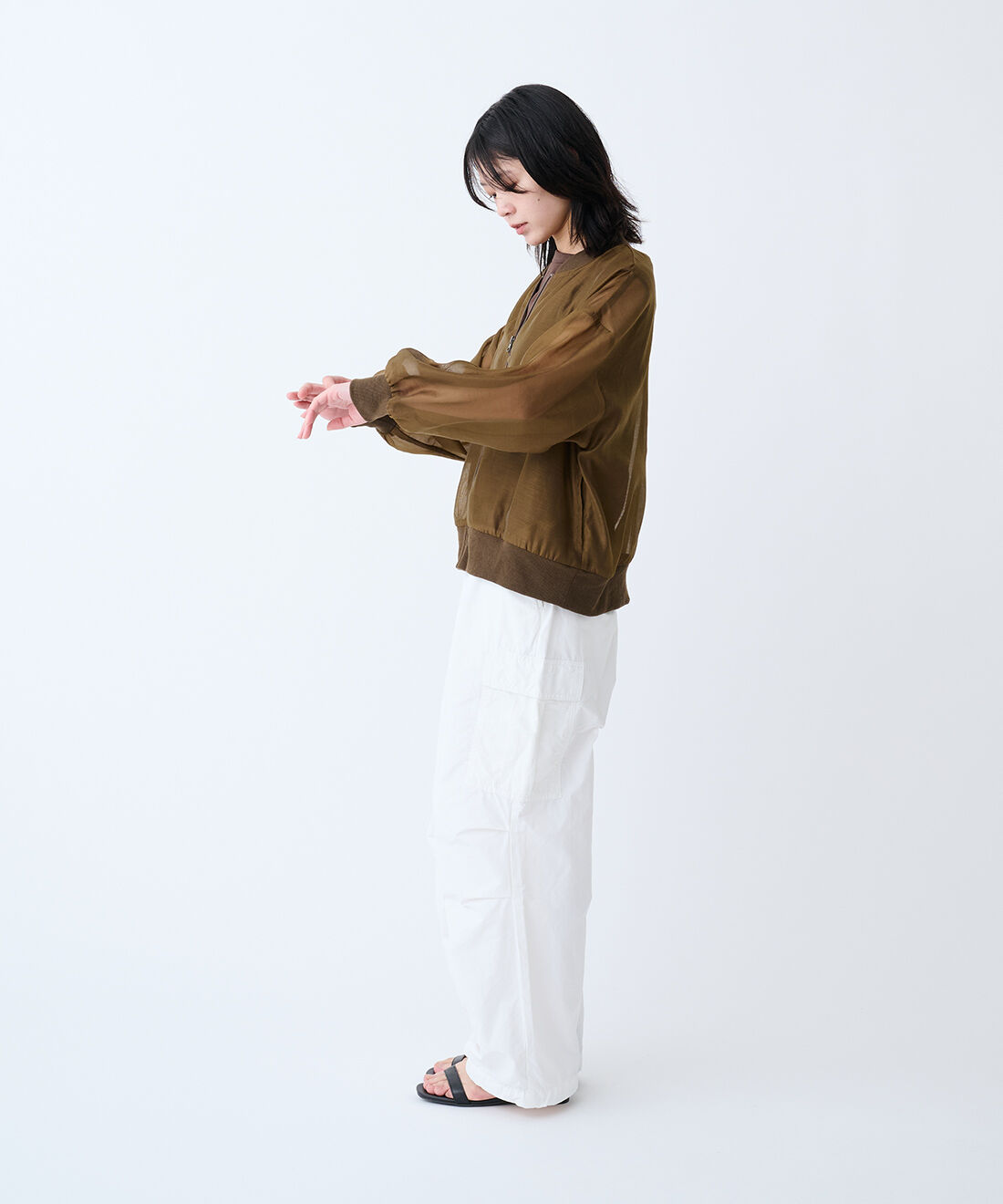 THREE FIFTY STANDARD|やわらかな着ごこちのシルク混タンクトップ　と接触冷感生地 カーゴパンツ〈オフホワイト〉のコーディネート
