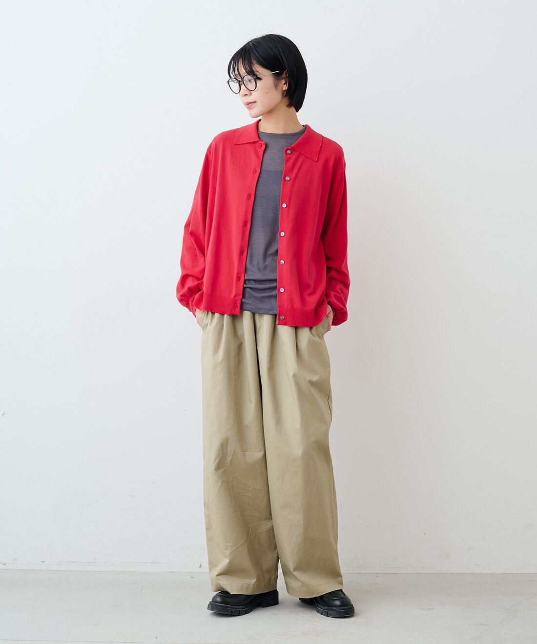 THREE FIFTY STANDARD|コットン100％ポロカラー カーディガン〈レッド〉と綿麻タック イージーパンツ〈カーキベージュ〉のコーディネート|モデル身長：163cm 着用サイズ：M