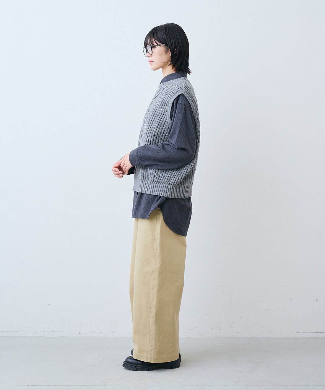 THREE FIFTY STANDARD|金子敦子さんと作った日本製リサイクル ニット ベスト〈杢グレー〉　とすっきりノータックのチノパンツ〈ベージュ〉のコーディネート