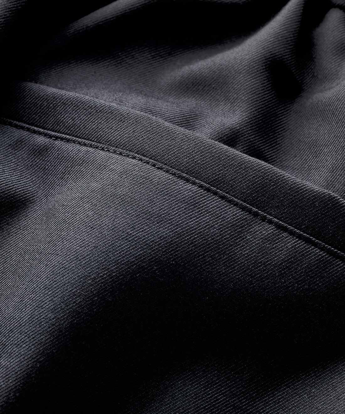 THREE FIFTY STANDARD|THREE FIFTY STANDARD　タックテーパードパンツ〈ブラック〉|しわになりにくくて落ち感のある、ポリエステルレーヨンのツイル生地で仕立てました。