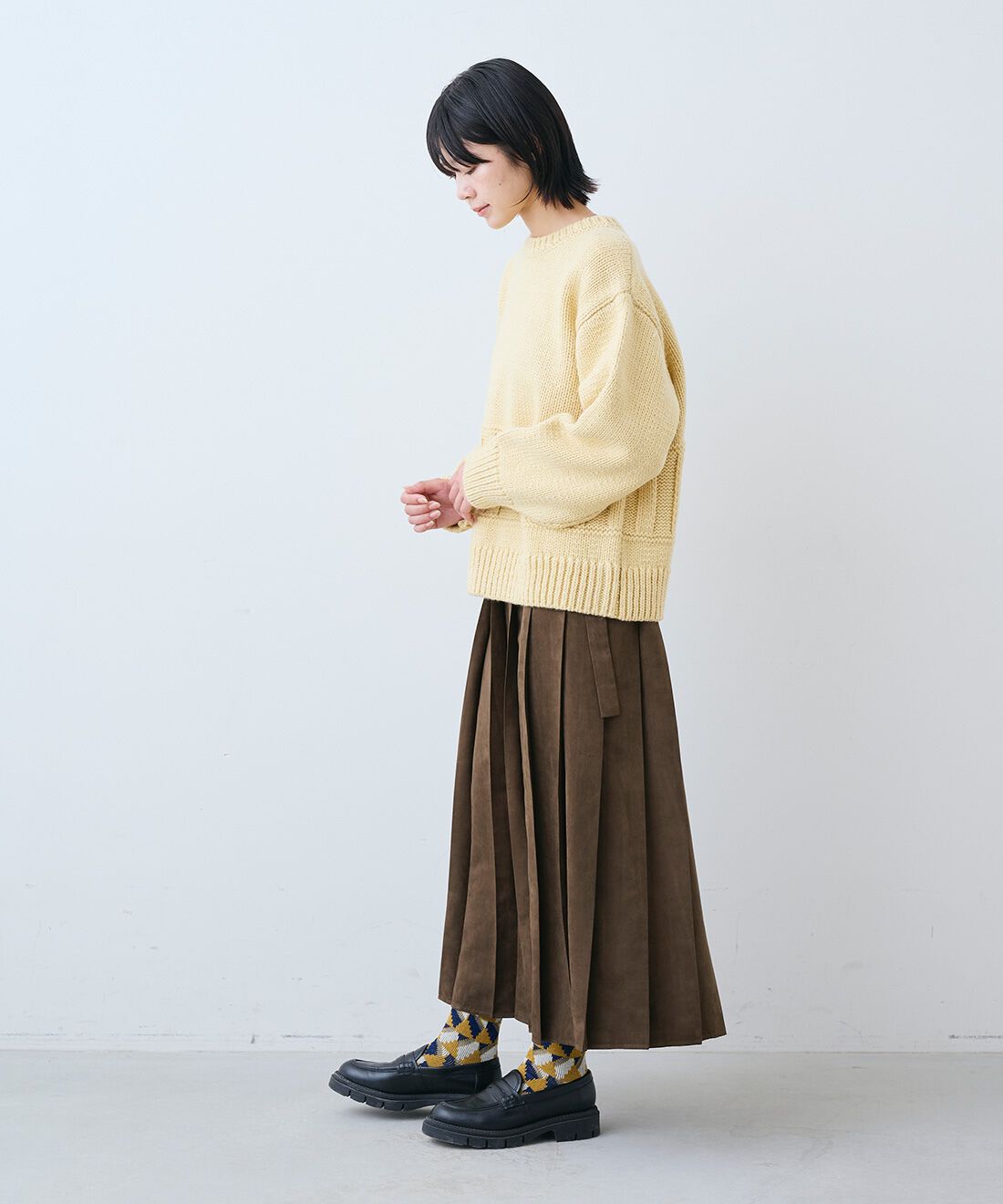 THREE FIFTY STANDARD［スリーフィフティースタンダード］|小谷実由さんと作ったローゲージニット〈クリーム〉とスウェード調プリーツ スカート〈ブラウン〉のコーディネート