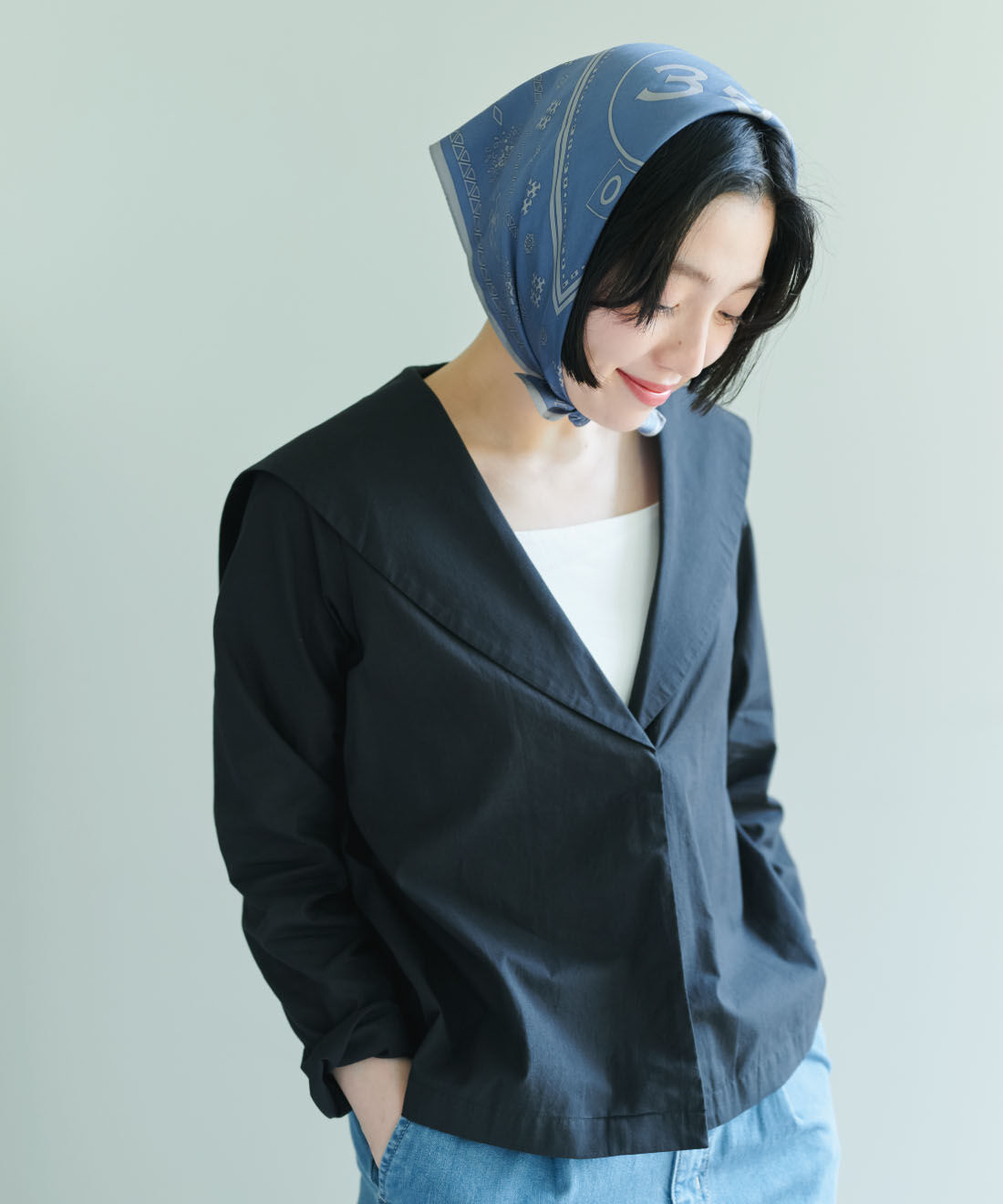 THREE FIFTY STANDARD|小谷 実由さんコラボ 綿100％ 国産生地 セーラーシャツカーデジャケット 〈ブラック〉とライトデニムのタックワイドパンツのコーディネート