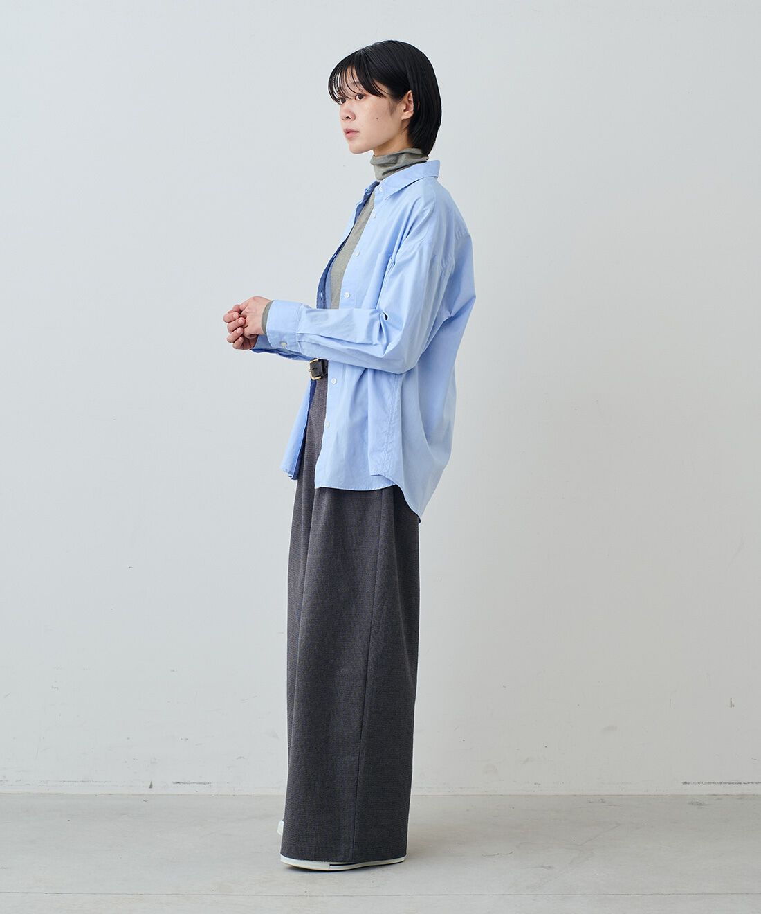 THREE FIFTY STANDARD|日本製の刺しゅうオックス シャツ〈ブルー〉とやさしい肌ざわりシルク混 カットソー タートルのコーディネート|モデル身長：163cm 着用サイズ：M