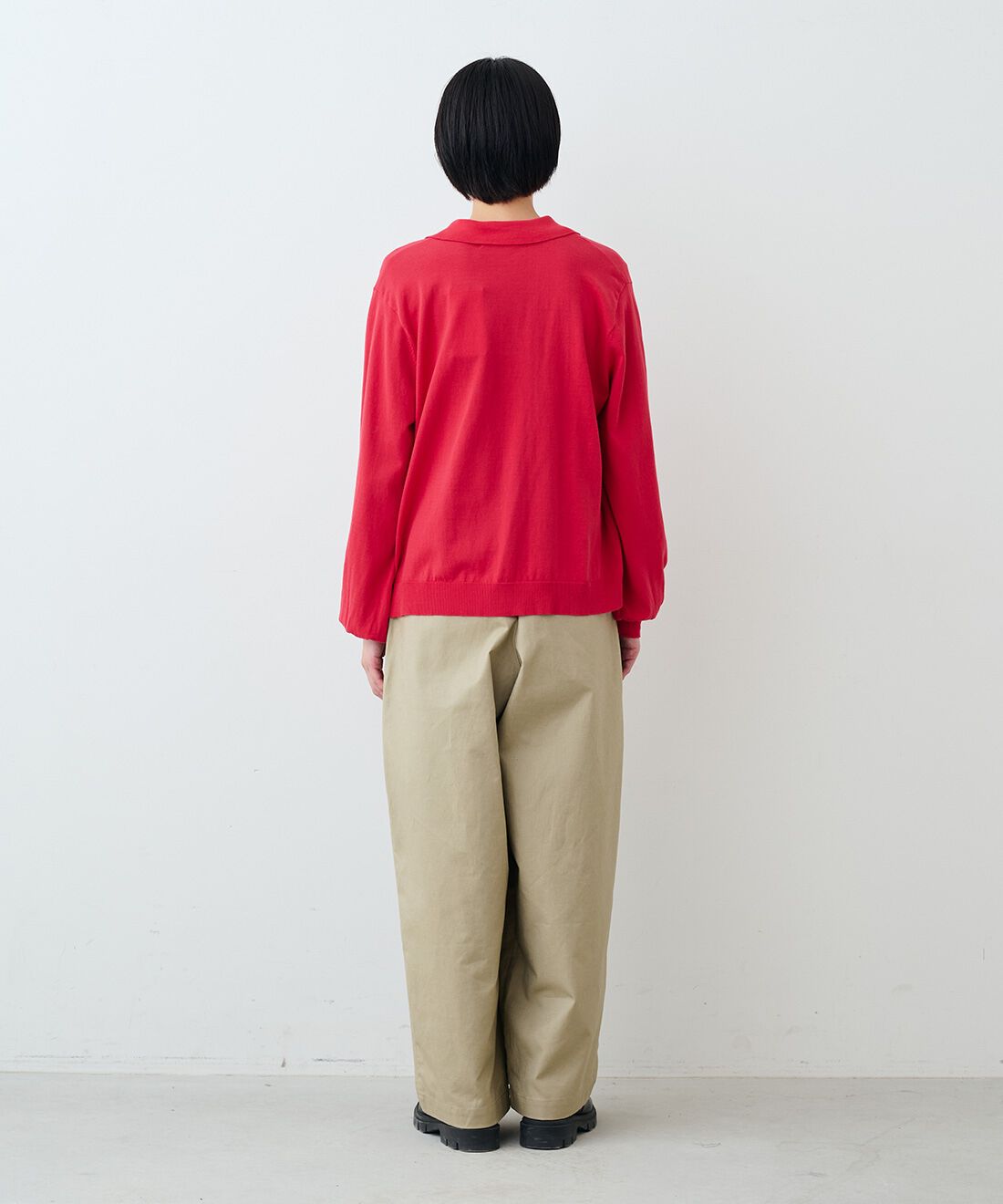 THREE FIFTY STANDARD|コットン100％ポロカラー カーディガン〈レッド〉と綿麻タック イージーパンツ〈カーキベージュ〉のコーディネート|モデル身長：163cm 着用サイズ：M