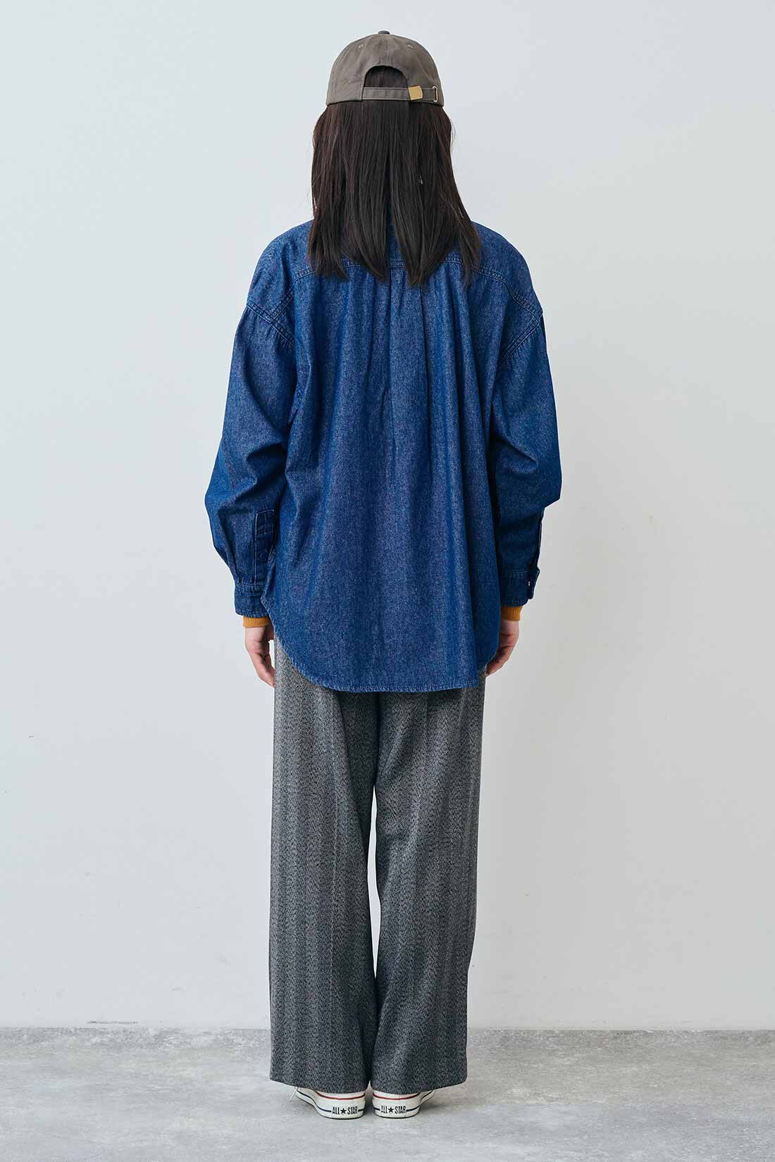 THREE FIFTY STANDARD|綿100％ ベーシックなデニムシャツとランダムテレコのカットソータートル〈キャメル〉と刺しゅう スーベニアキャップ〈チャコールブラウン〉のコーディネート
